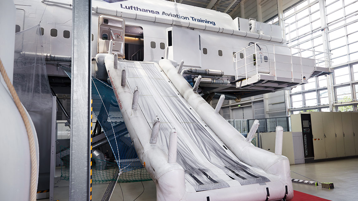 Ein Cabin Emergency Evacuation Trainer (CEET) mit Rettungsrutsche in einem Trainingscenter