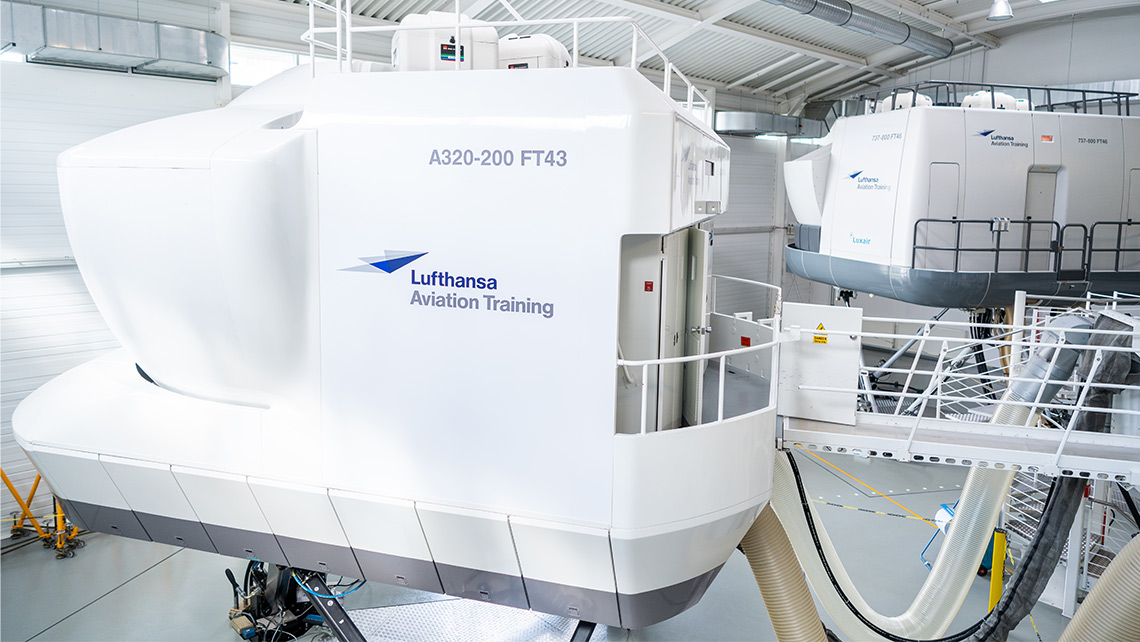 Zwei Flugsimulatoren von Lufthansa Aviation Training stehen in einer Halle