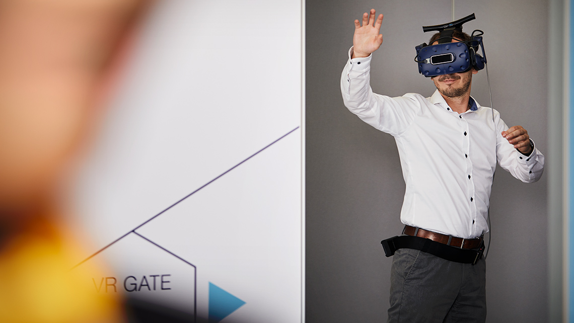 Mann mit VR-Brille in Bewegung