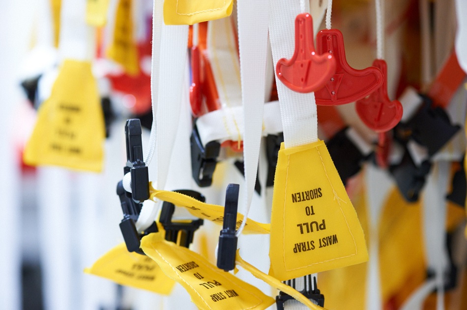 Mehrere Gurte von Schwimmwesten.