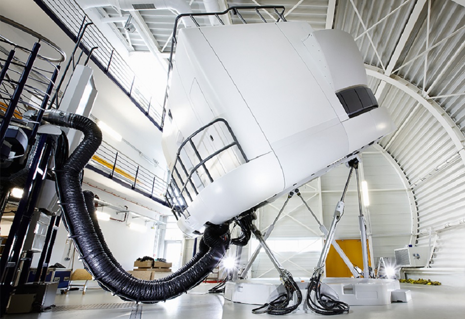 Ein Full Flight Simulator in Bewegung in einer Halle.