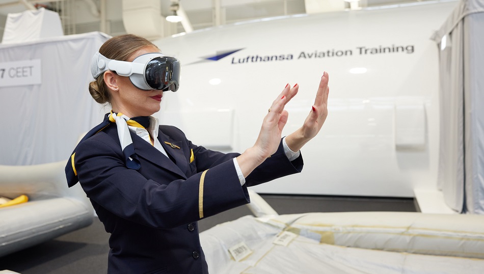 Eine Flugbegleiterin trägt eine VR Brille.