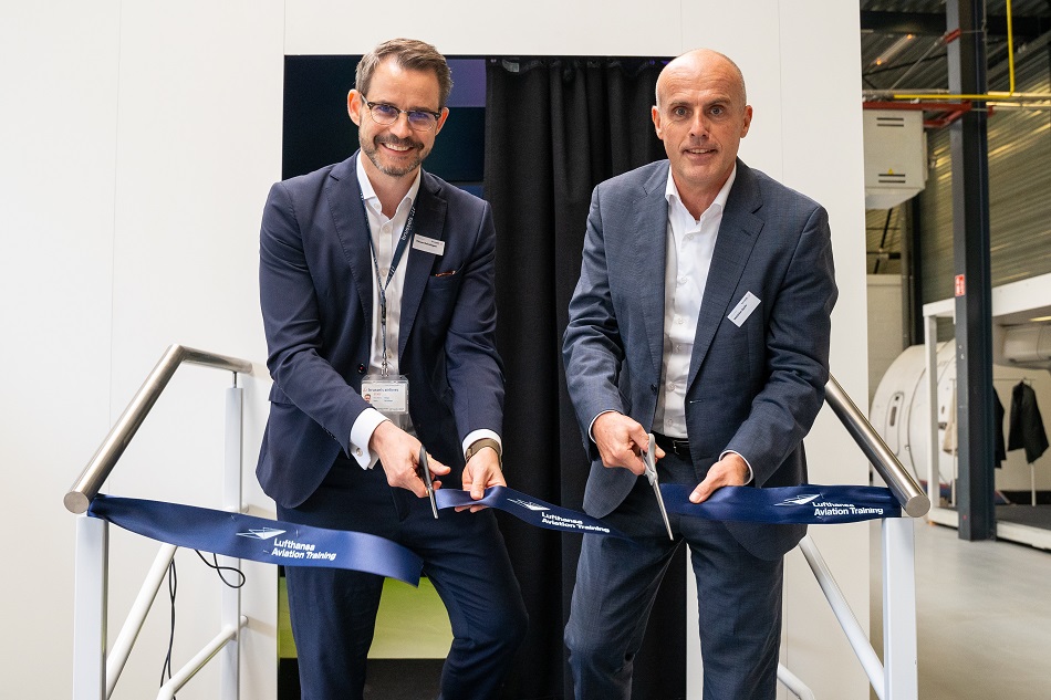 Zwei Personen beim Ribbon Cutting für Brüssel.