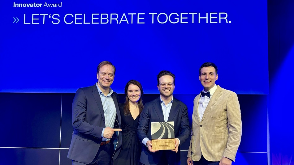 Vier Personen mit dem LH Group Innovator Award in der Hand.
